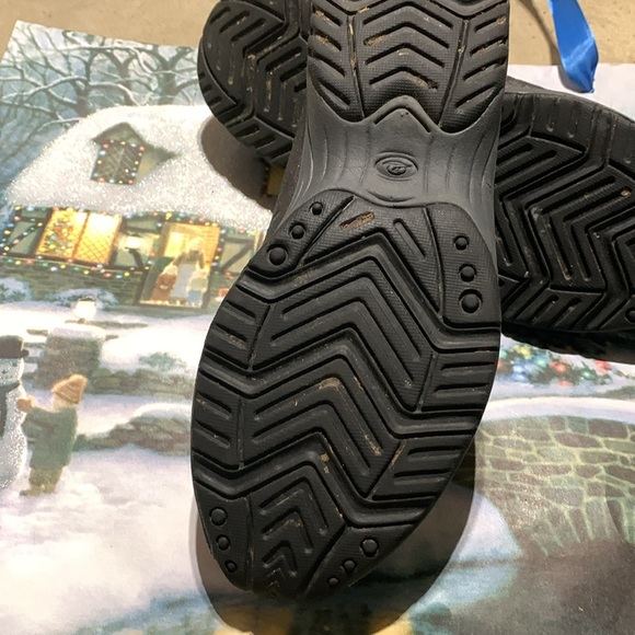 Is the Easy spirit slides size 7 color, brown and black? - Picture 3 of 4